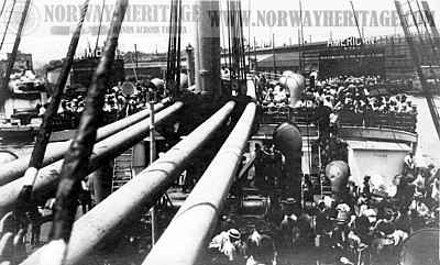 (image for) Steerage passengers on deck of the Moltke